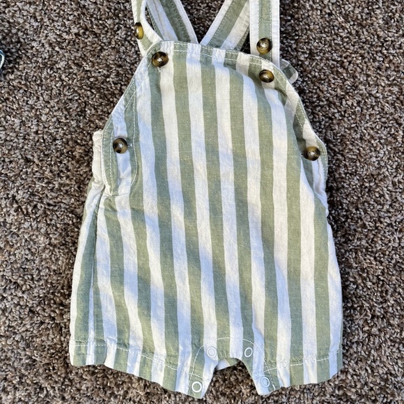 Lightly Worn 1 x overalls, blue striped, green striped and dogs. 0-3 months. - Picture 9 of 10